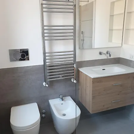 Apartment Your Spacious & Lovely -4 Queen Bed- Milan