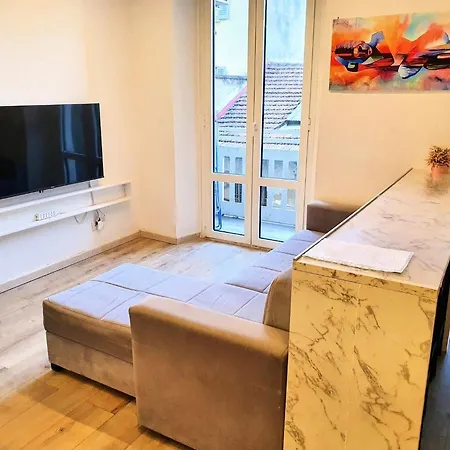 Apartment Your Spacious & Lovely -4 Queen Bed- *