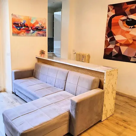 Apartment Your Spacious & Lovely -4 Queen Bed- Milan